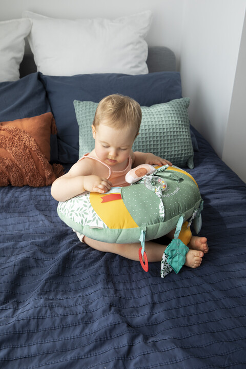 Sophie La Girafe Cosy Play Cushion image number 16